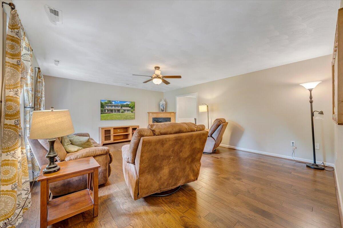 239 Pin Oak Drive Blue Ridge, VA 24064 - Photo 3 of 47 02-MIB03465