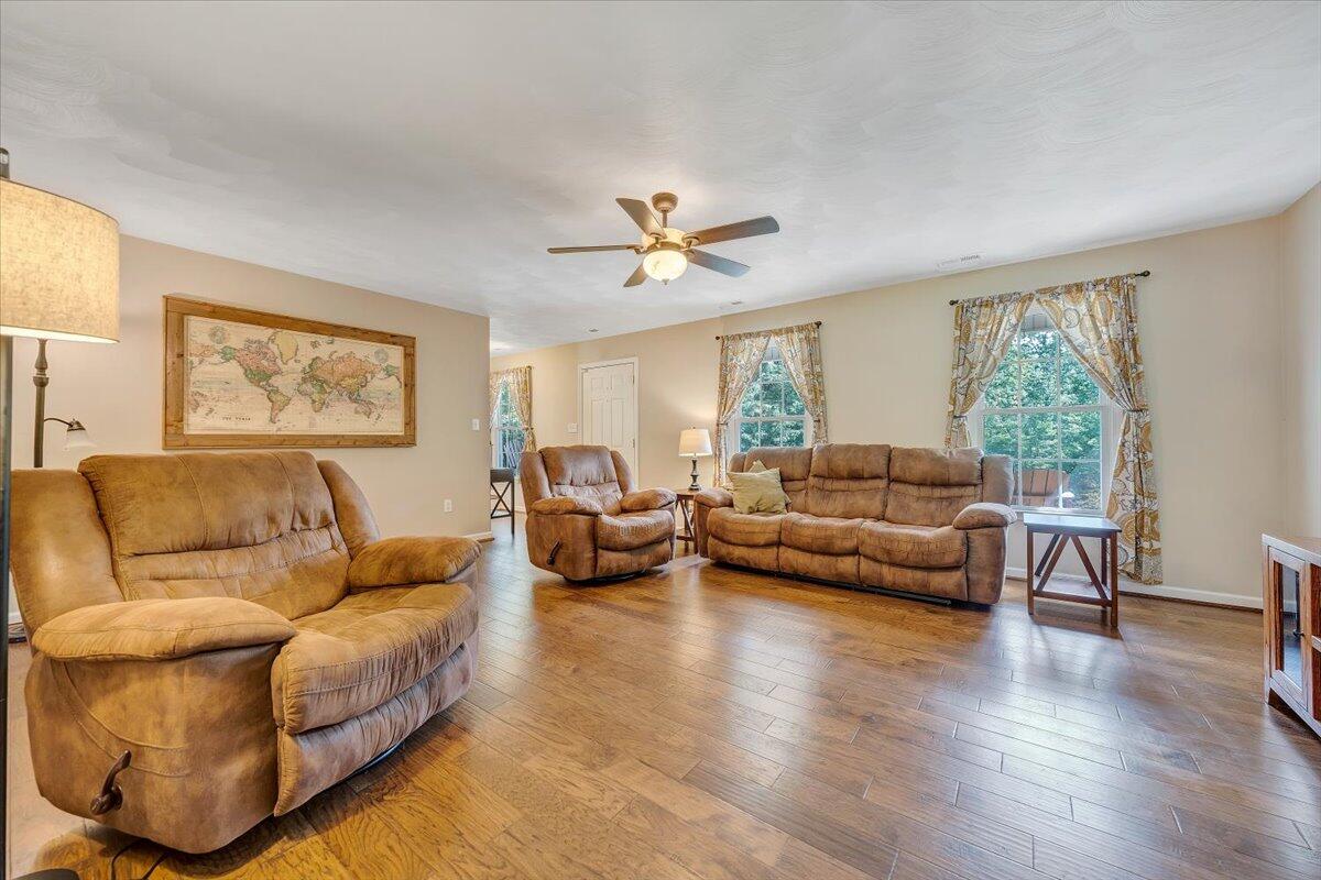 239 Pin Oak Drive Blue Ridge, VA 24064 - Photo 5 of 47 05-MIB03474