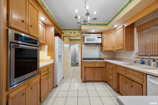 $250,000 | 660 18th Avenue, East Moline, IL 61244