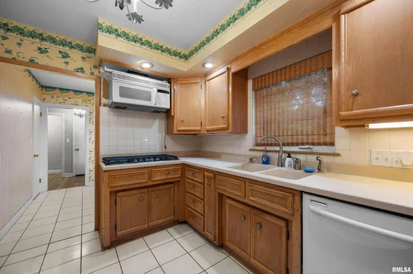 $250,000 | 660 18th Avenue, East Moline, IL 61244