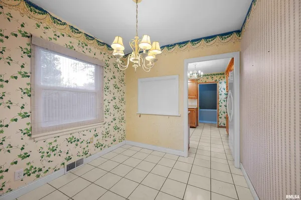 $250,000 | 660 18th Avenue, East Moline, IL 61244