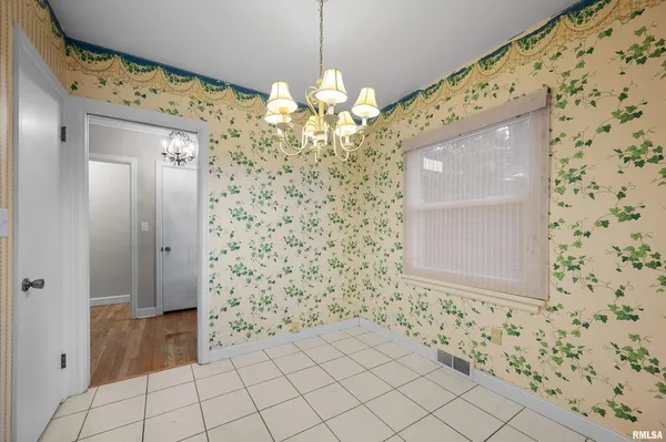 $250,000 | 660 18th Avenue, East Moline, IL 61244