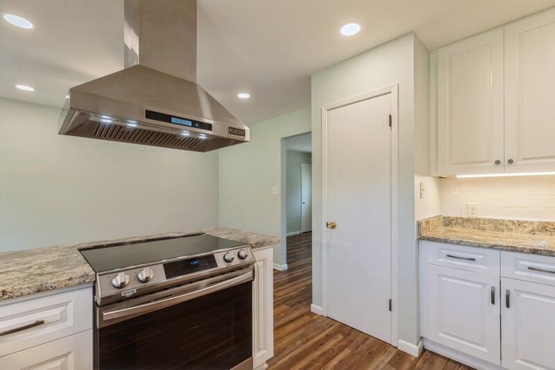 1086 County Highway 183 North DeFuniak Springs, FL 32433 - Photo 13 of 39 a kitchen with a stove and a refrigerator