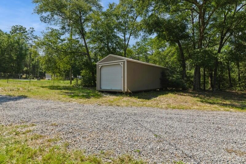 1086 County Highway 183 North DeFuniak Springs, FL 32433 - Photo 36 of 39 a backyard of a house