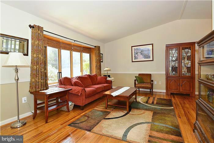 10904 Fiesta Road Silver Spring, MD 20901 - Photo 2 of 27 Living Room