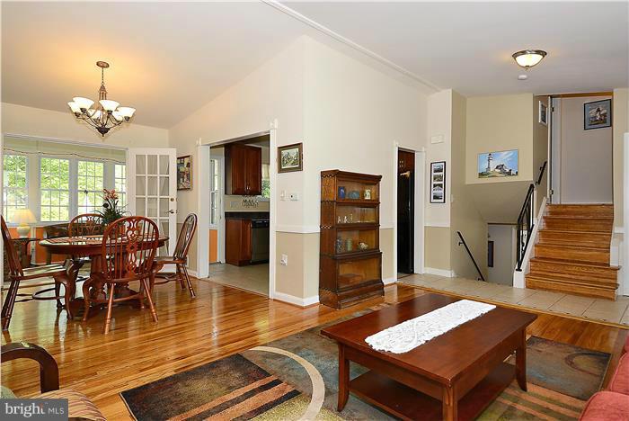 10904 Fiesta Road Silver Spring, MD 20901 - Photo 3 of 27 Living Room