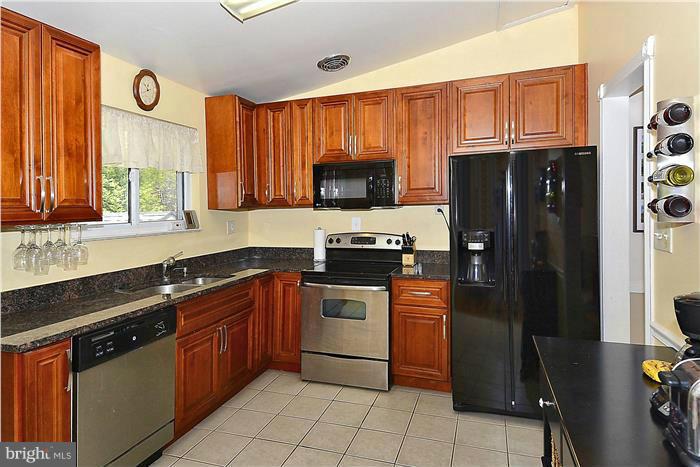 10904 Fiesta Road Silver Spring, MD 20901 - Photo 4 of 27 Kitchen