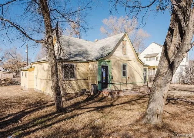 a view of a yard with street