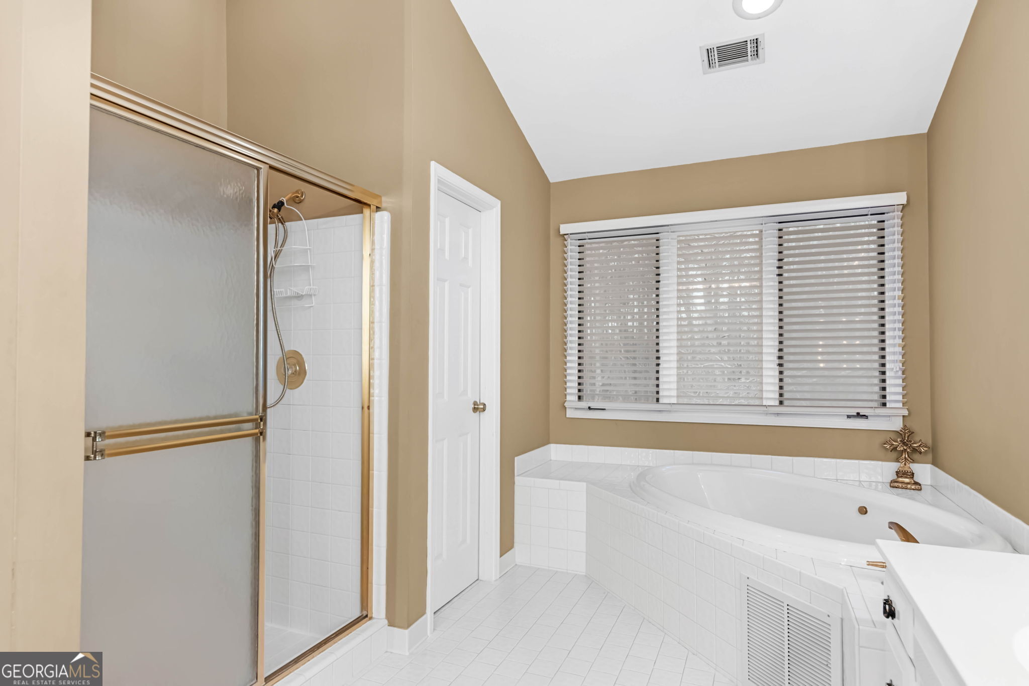 140 Thorne Ridge Trail Fayetteville, GA 30214 - Photo 28 of 44 a bathroom with a bathtub and a shower