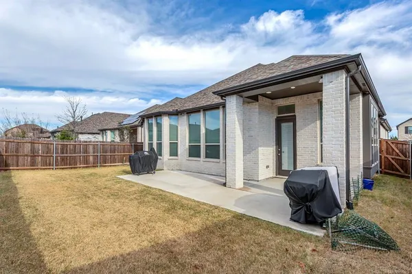 a view of a house with backyard and porch