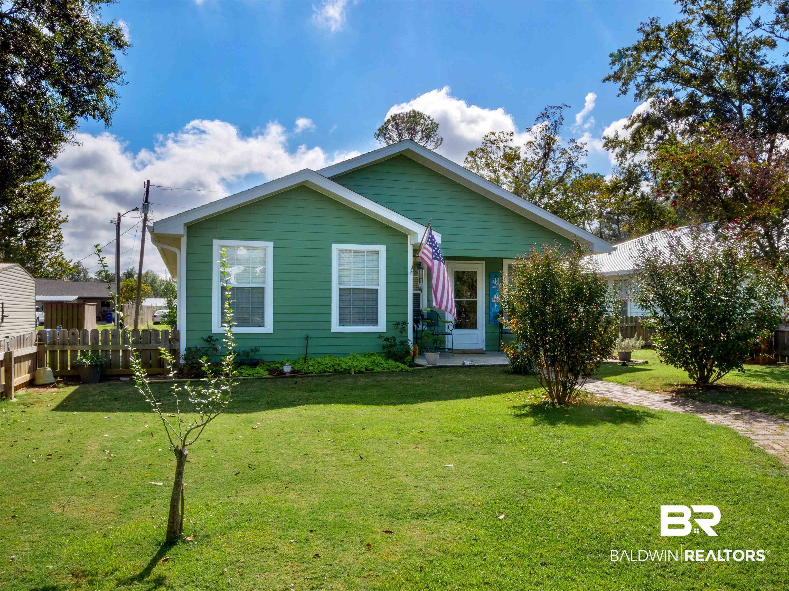 709 West Marigold Avenue Foley, AL 36535 - Photo 4 of 26 Fenced in front yard with picket fence
