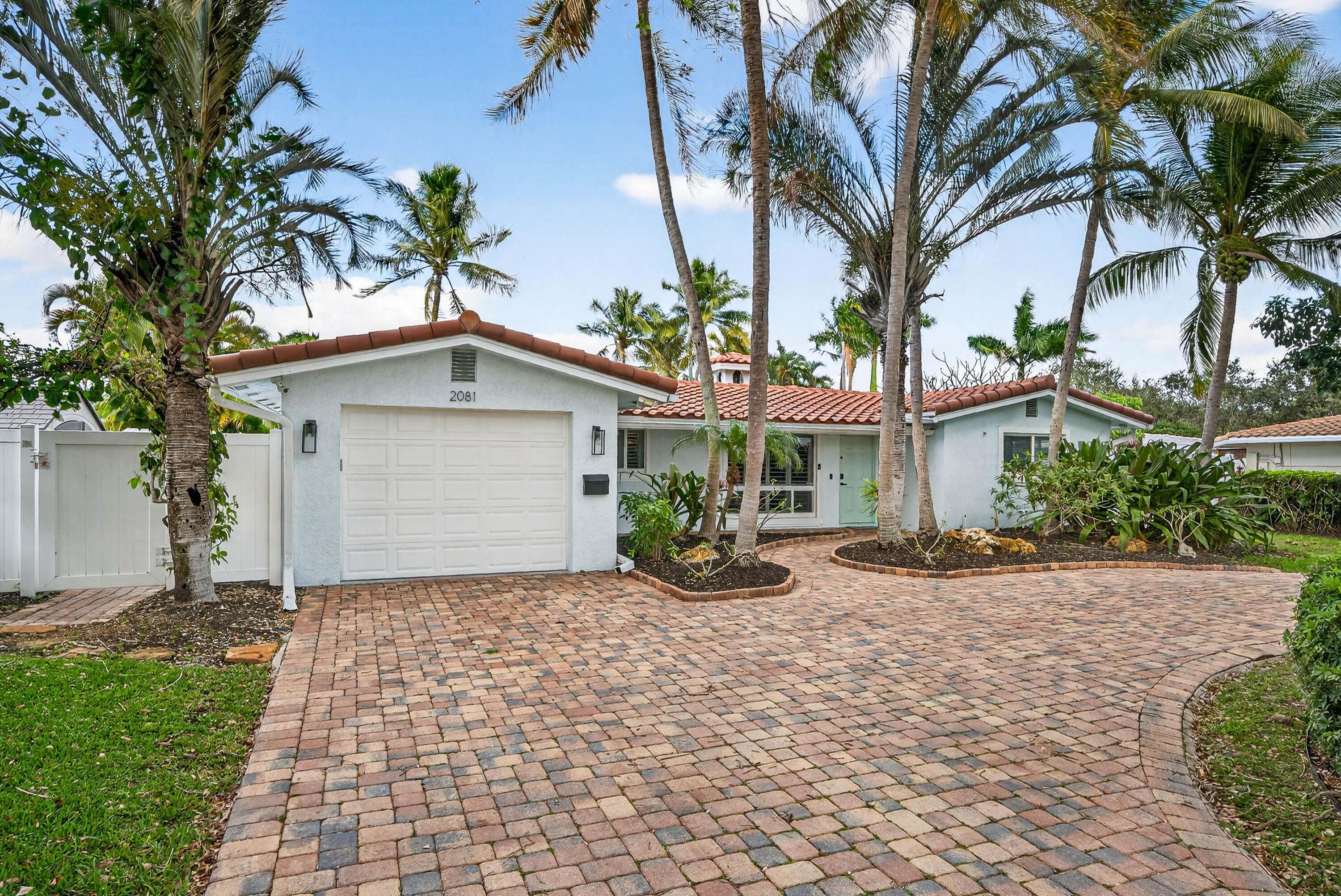 2081 Northeast 25th Street Lighthouse Point, FL 33064 - Photo 2 of 55 002-2081