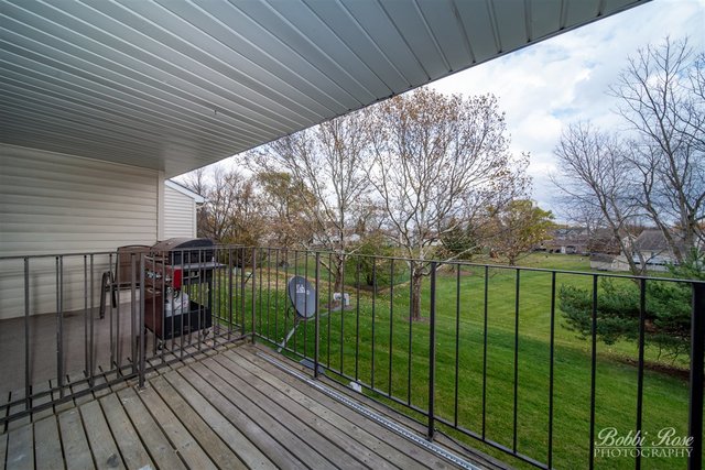106 Gant Circle, Unit G Streamwood, IL 60107 - Photo 12 of 12 a view of a backyard from a balcony