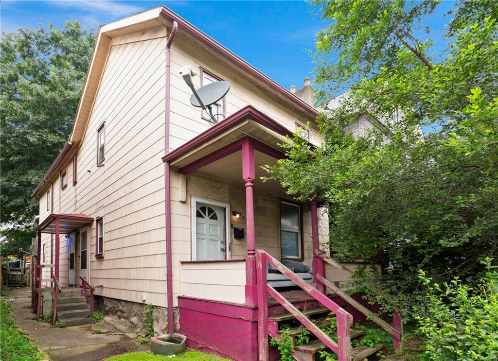 a front view of house with yard