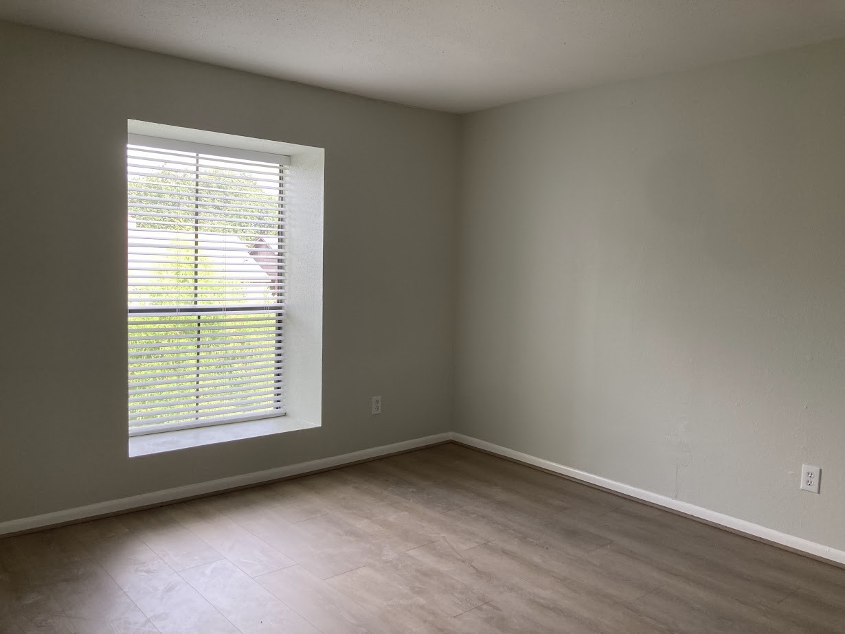 3075 Walnut Bend Lane, Unit 33 Houston, TX 77042 - Photo 13 of 25 an empty room with a window