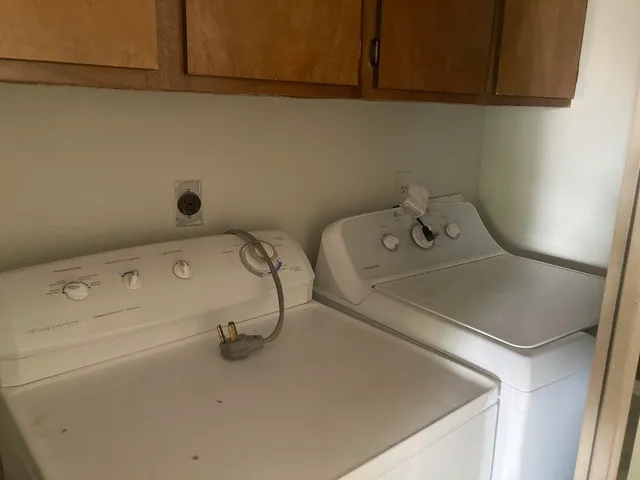 a view of a fountain in front of a building