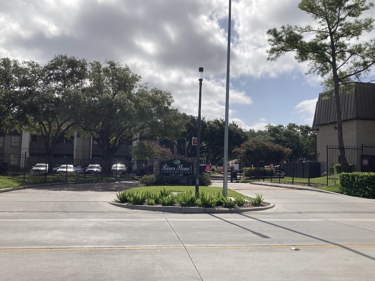 3075 Walnut Bend Lane, Unit 33 Houston, TX 77042 - Photo 25 of 25 a view of a fountain in front of a building