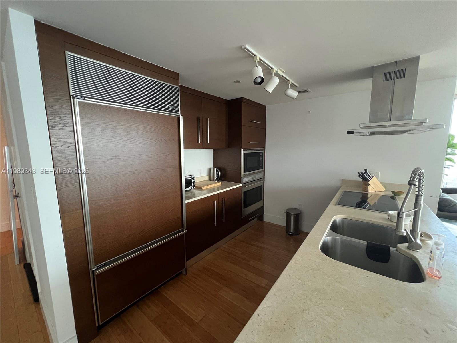 495 Brickell Avenue, Unit 2401 Miami, FL 33131 - Photo 14 of 36 Open kitchen with cooking island with marble top