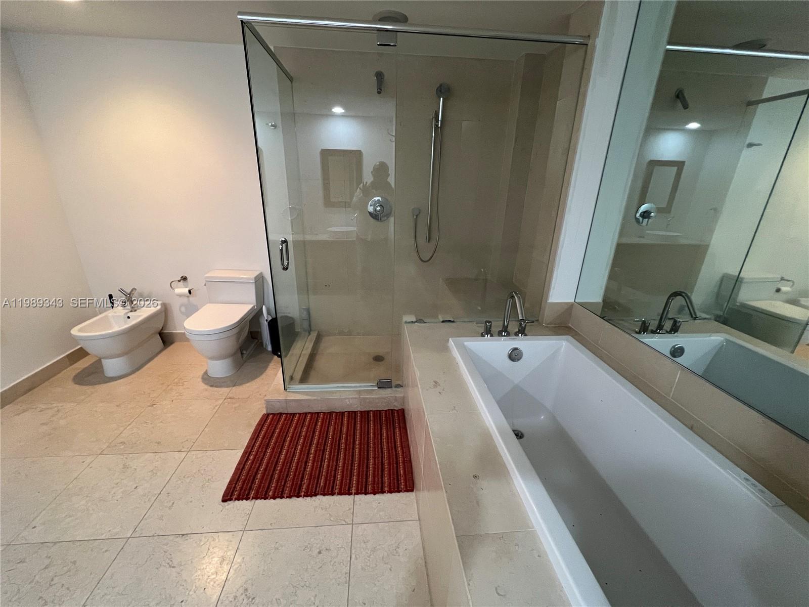 495 Brickell Avenue, Unit 2401 Miami, FL 33131 - Photo 27 of 36 MST BTHRM Jaccuzzi