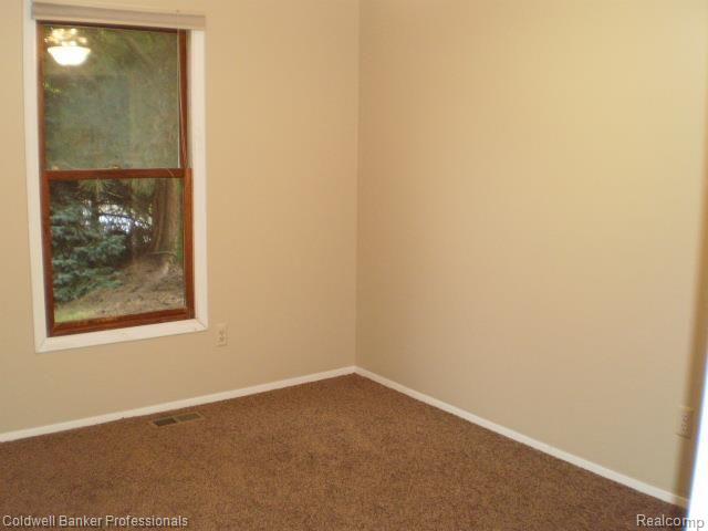 714 Kentucky Drive Rochester, MI 48307 - Photo 12 of 16 P8110555.jpg