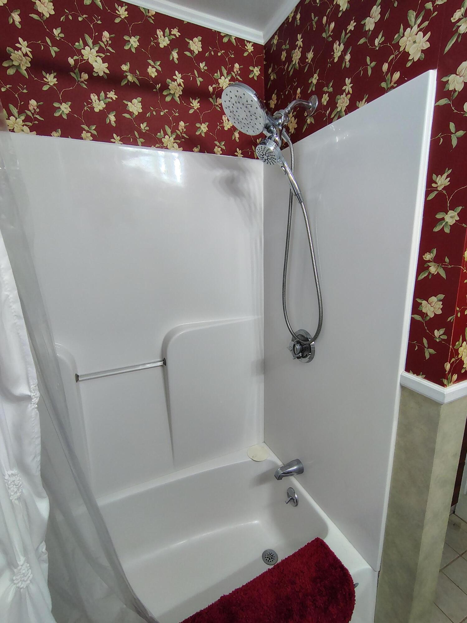 47 High Street Houlton, ME 04730 - Photo 25 of 50 2nd Floor Bathroom tubshower