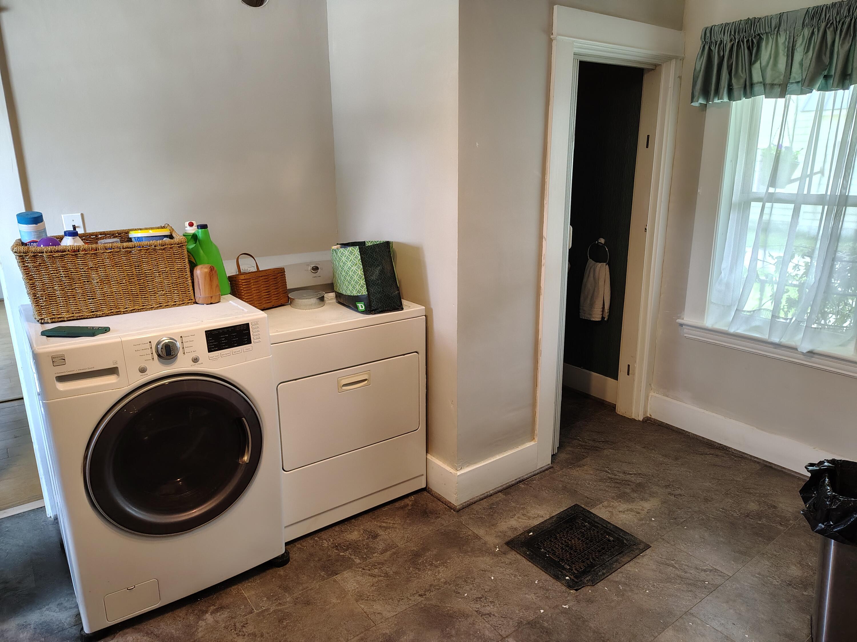 47 High Street Houlton, ME 04730 - Photo 40 of 50 Laundry room