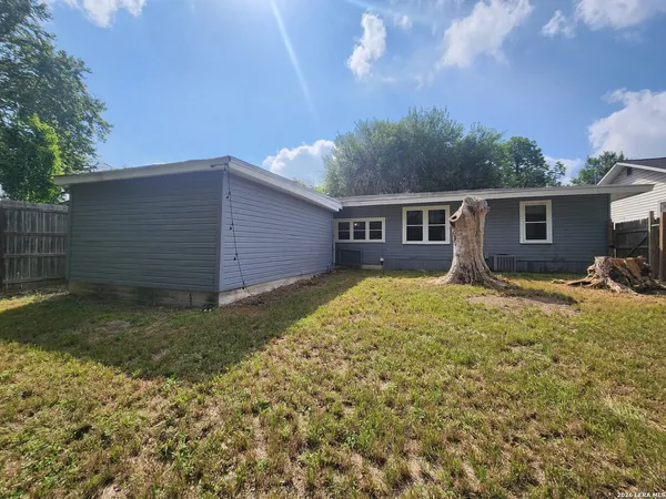 $1,625 | 554 Lee Street, New Braunfels, TX 78130