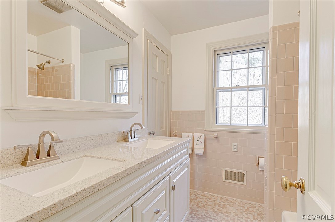 4267 Cheyenne Road Richmond, VA 23235 - Photo 30 of 50 upstairs hall bath