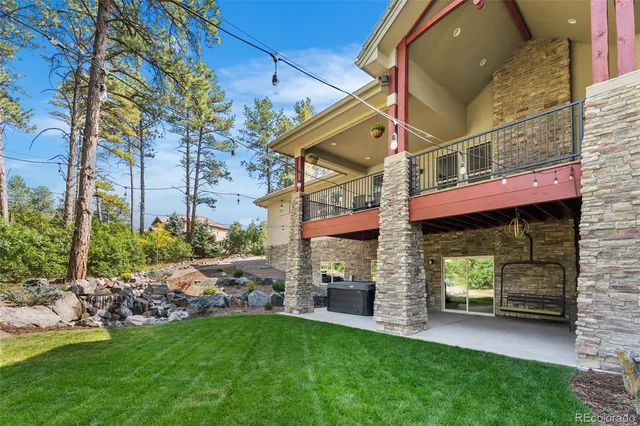 a view of yard with green space