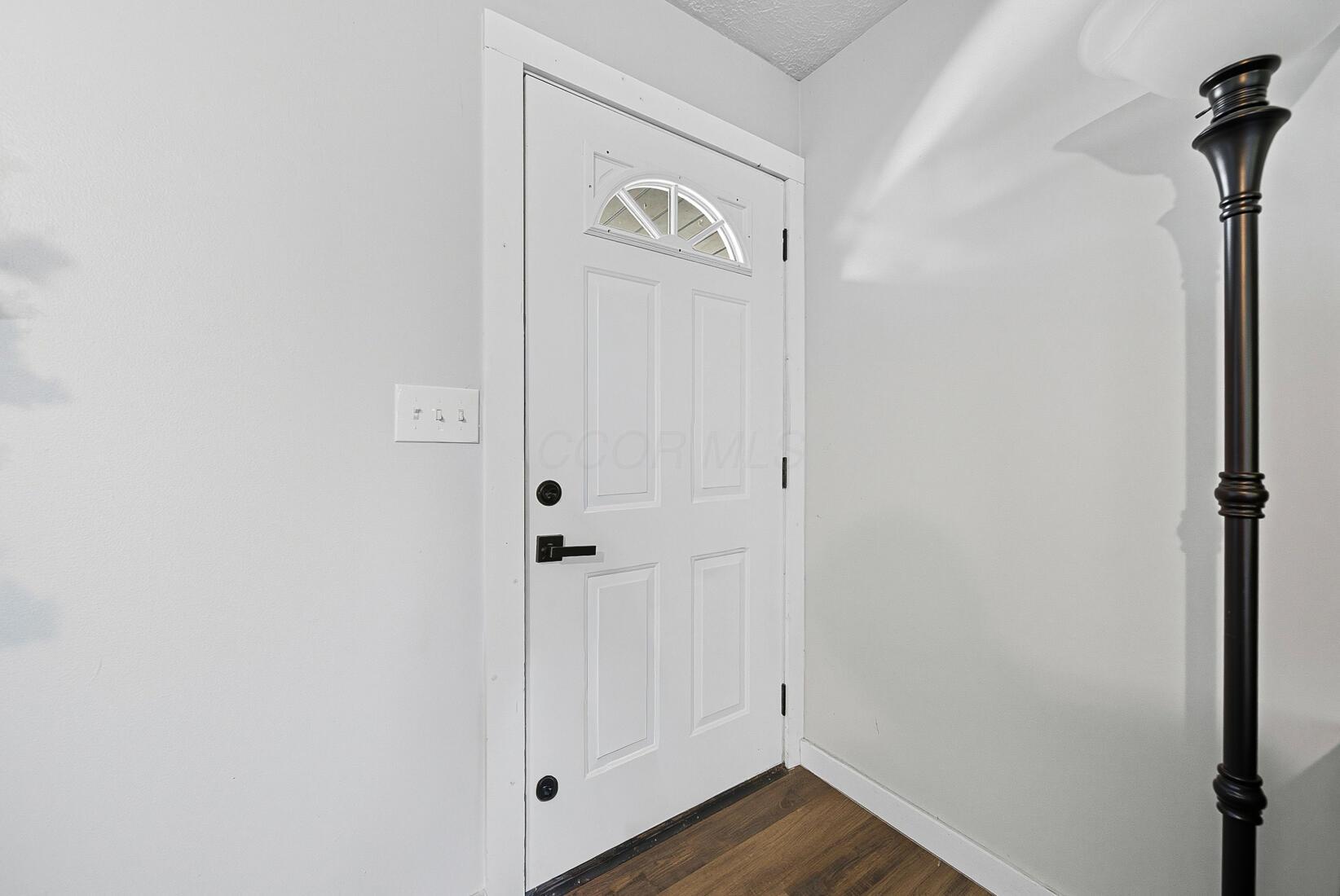 6355 Taylor Road Columbus, OH 43230 - Photo 3 of 73 Interior entryway.