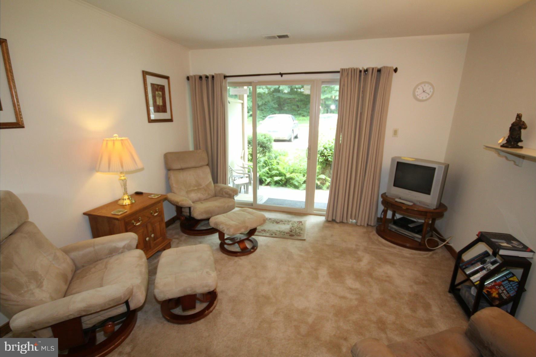 5823 Royal Ridge Drive, Unit C Springfield, VA 22152 - Photo 3 of 30 Living Room