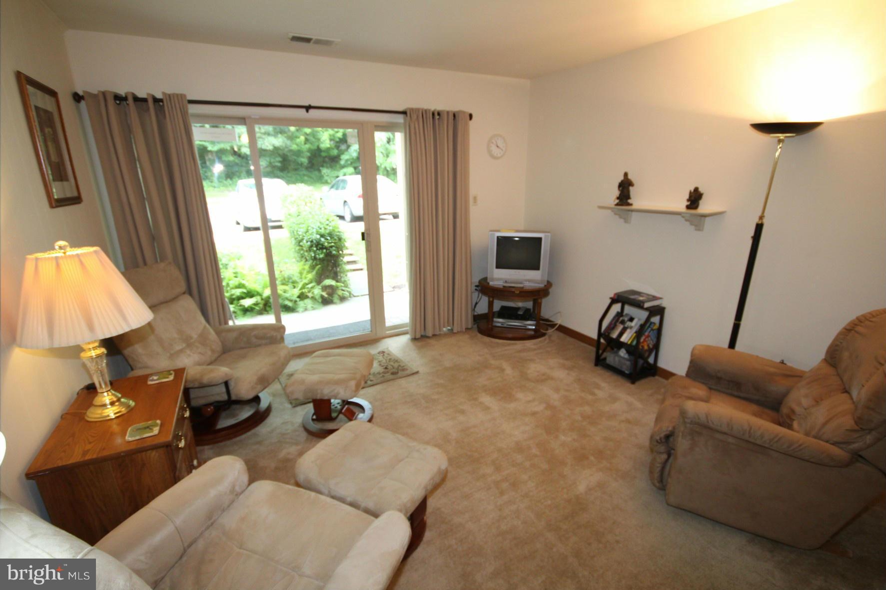 5823 Royal Ridge Drive, Unit C Springfield, VA 22152 - Photo 4 of 30 Living Room
