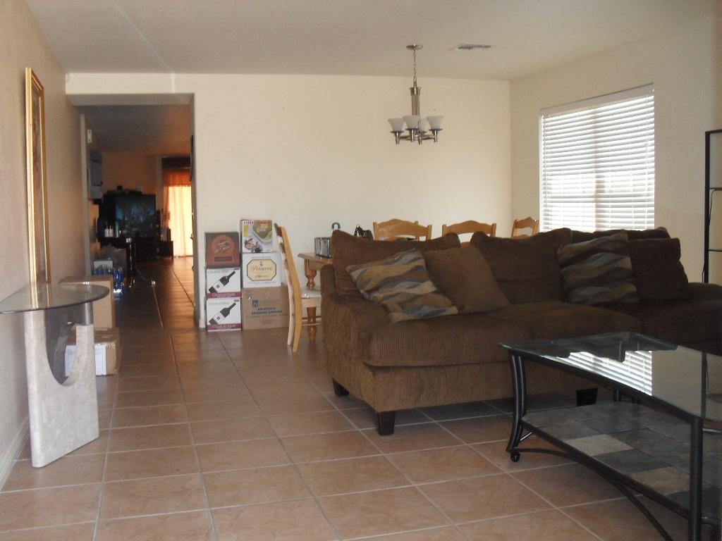 1009 East Pedro Road Phoenix, AZ 85042 - Photo 2 of 8 Living/Dining Room