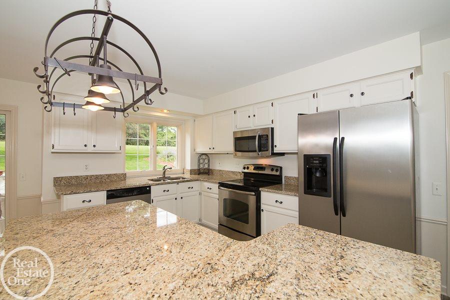 2440 Pleasant View Drive Rochester Hills, MI 48306 - Photo 13 of 28