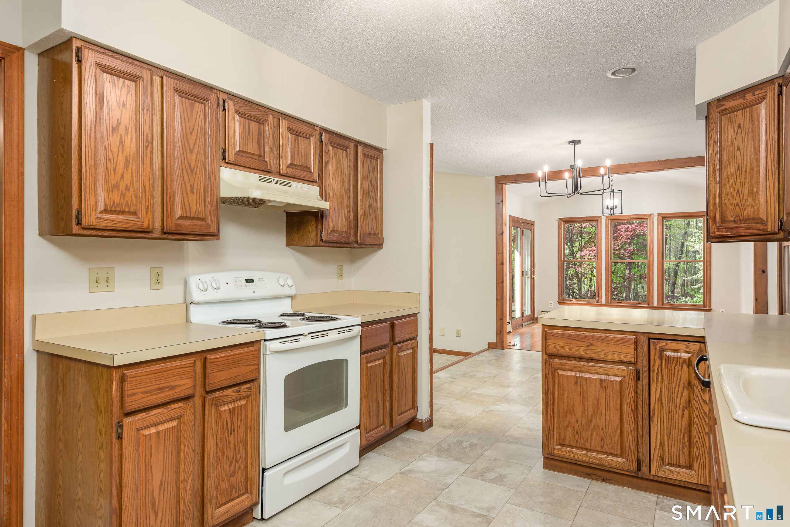 107 Bamforth Road Vernon, CT 06066 - Photo 5 of 40