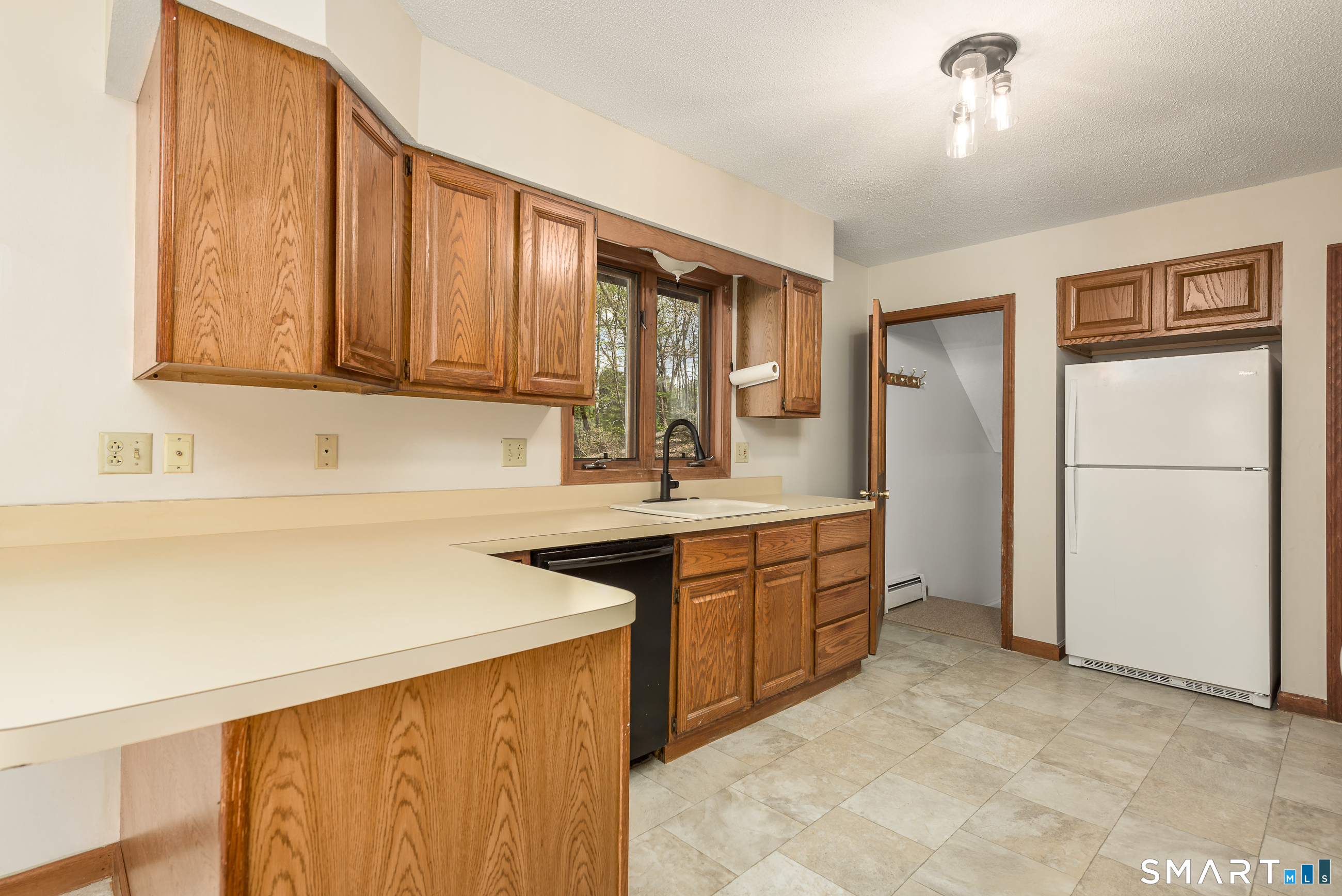 107 Bamforth Road Vernon, CT 06066 - Photo 6 of 40