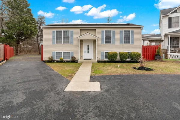 a view of a yard in front of house