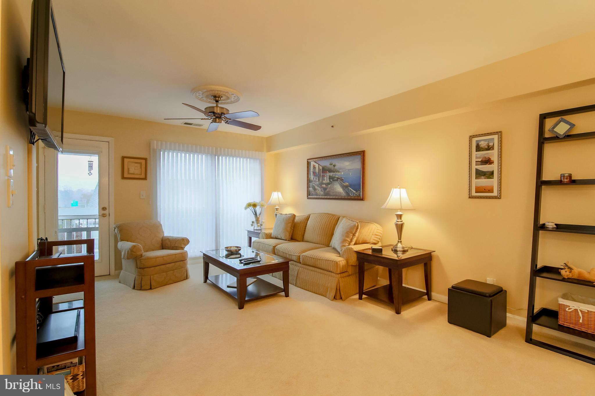 3175 Summit Square Drive, Unit 5E8 Oakton, VA 22124 - Photo 20 of 27 Living Room