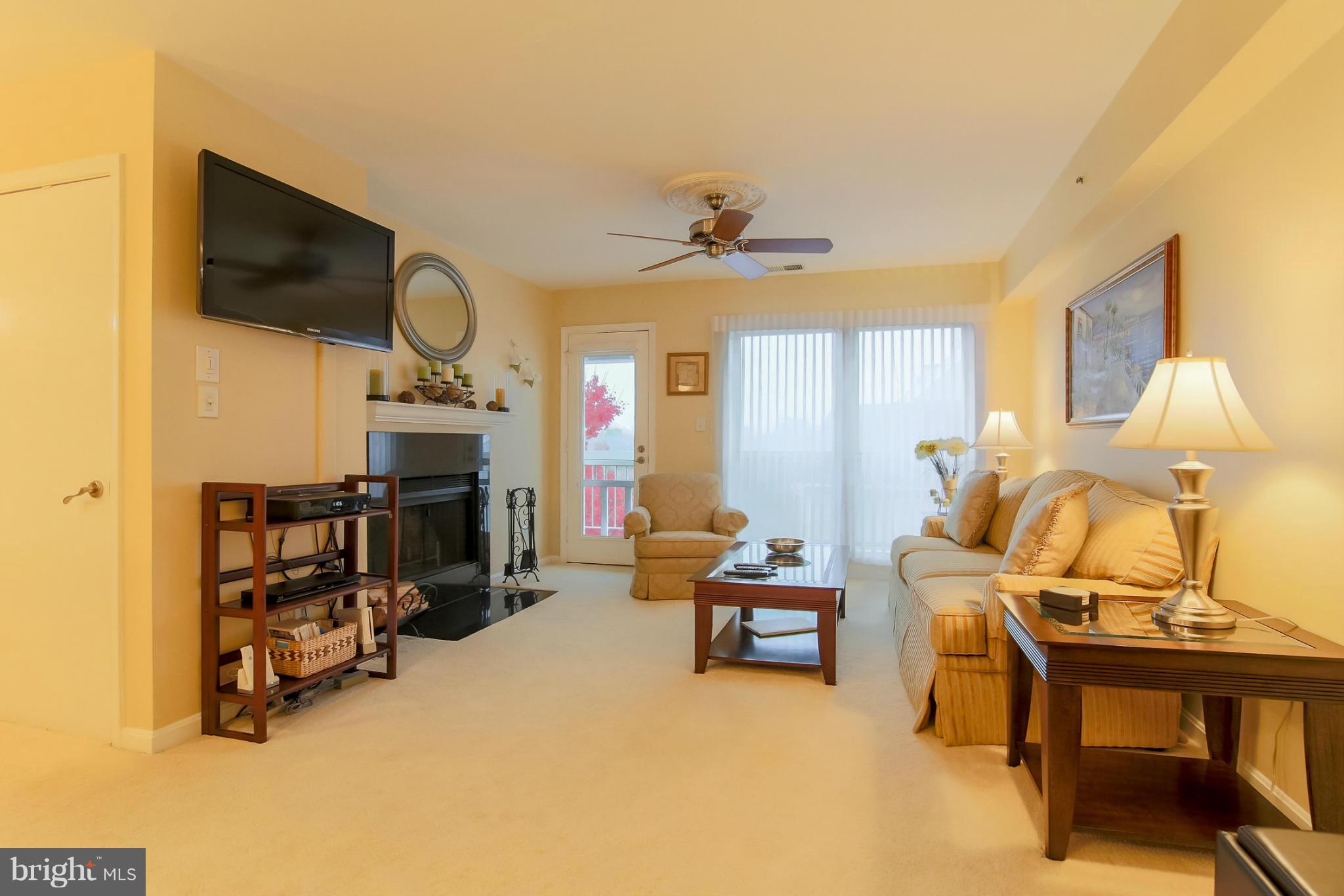 3175 Summit Square Drive, Unit 5E8 Oakton, VA 22124 - Photo 21 of 27 Living Room