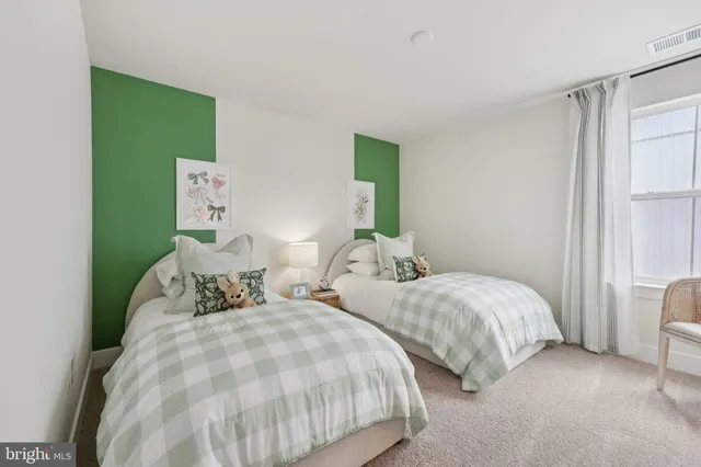 a bed room with two twin beds in it