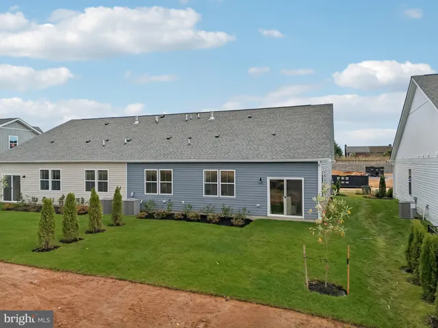 a view of a house with backyard