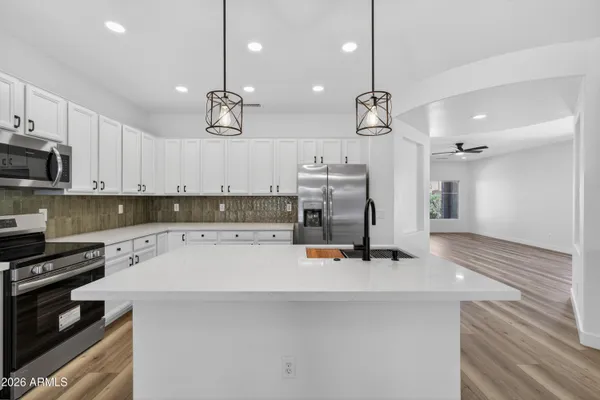 a view of empty room with window