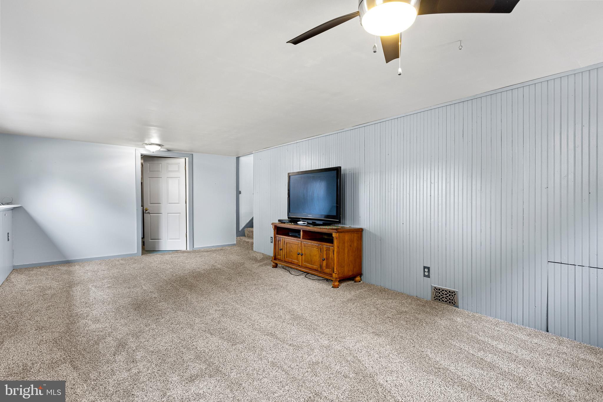 12 Carole Road Newark, DE 19713 - Photo 12 of 19 Spacious family room with new carpet