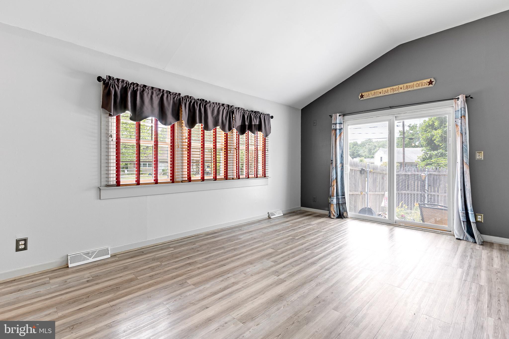 12 Carole Road Newark, DE 19713 - Photo 4 of 19 Living Room w/vaulted ceiling