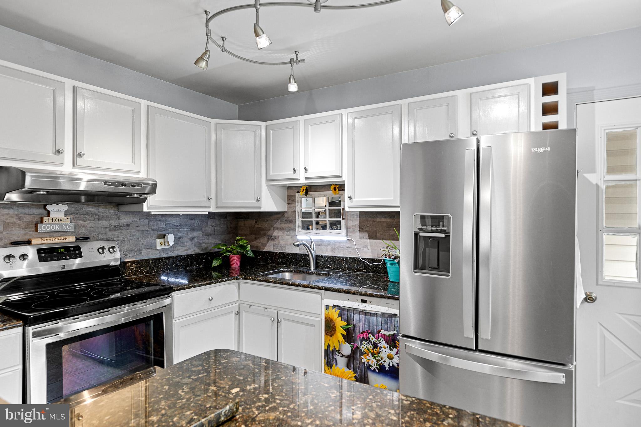 12 Carole Road Newark, DE 19713 - Photo 8 of 19 Kitchen with granite countertop