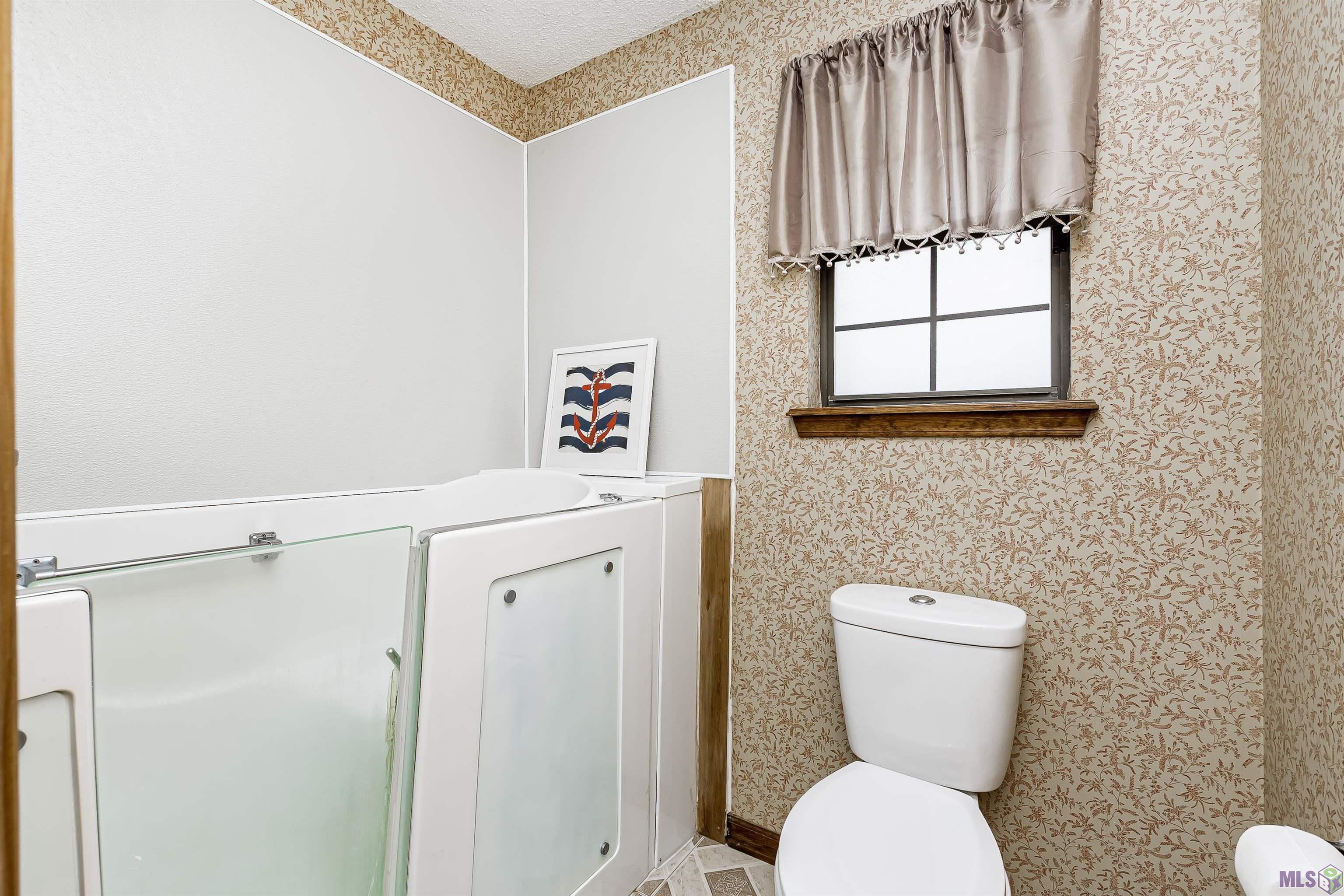 12324 Schlayer Avenue Baton Rouge, LA 70816 - Photo 25 of 36 Walk-in tub/shower