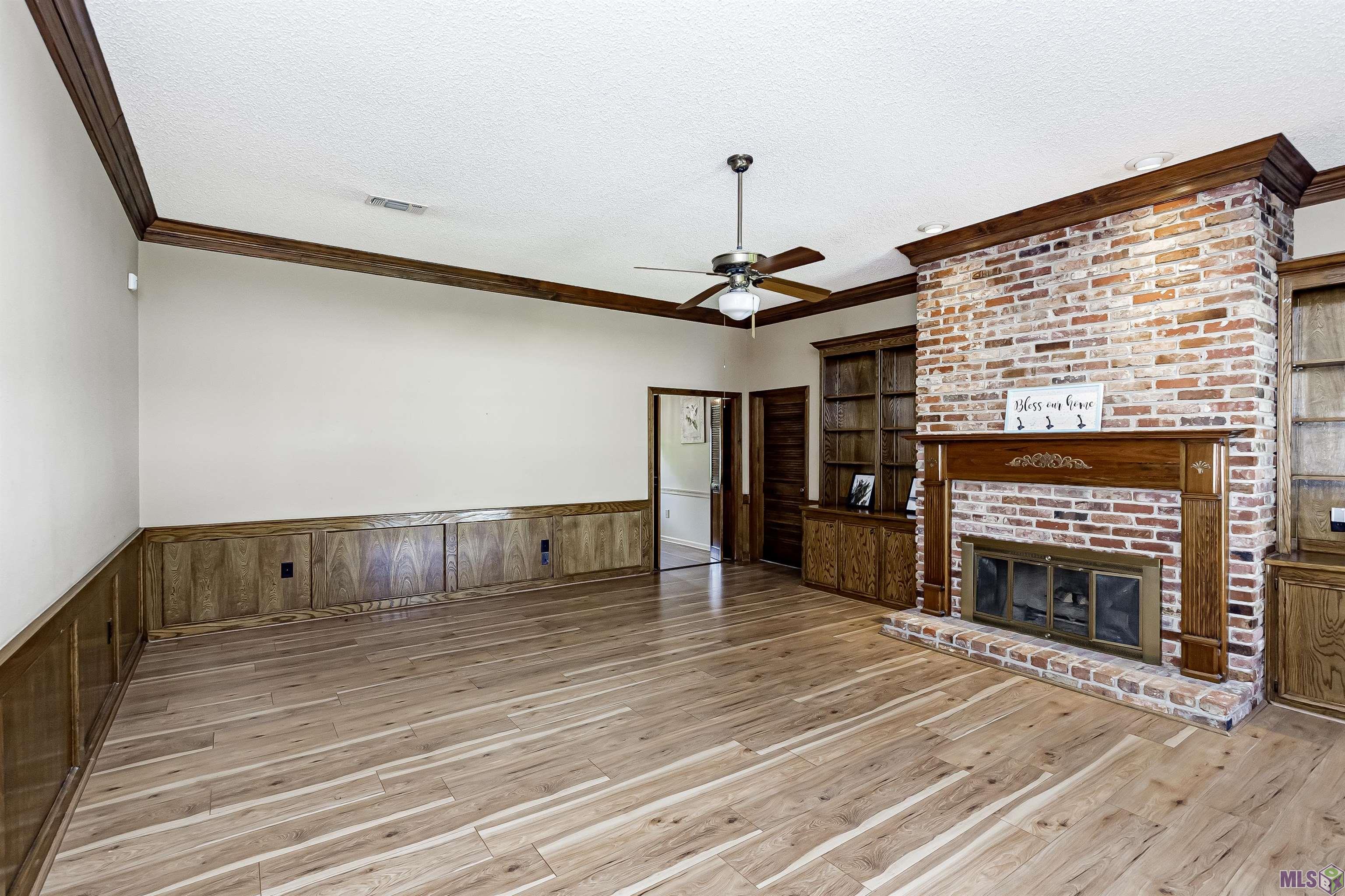 12324 Schlayer Avenue Baton Rouge, LA 70816 - Photo 5 of 36 Stunning Built-ins