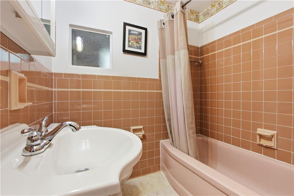 116 Hidden Valley Road Canonsburg, PA 15317 - Photo 19 of 33 Well-maintained full bath with timeless vintage charm for the full bathroom.