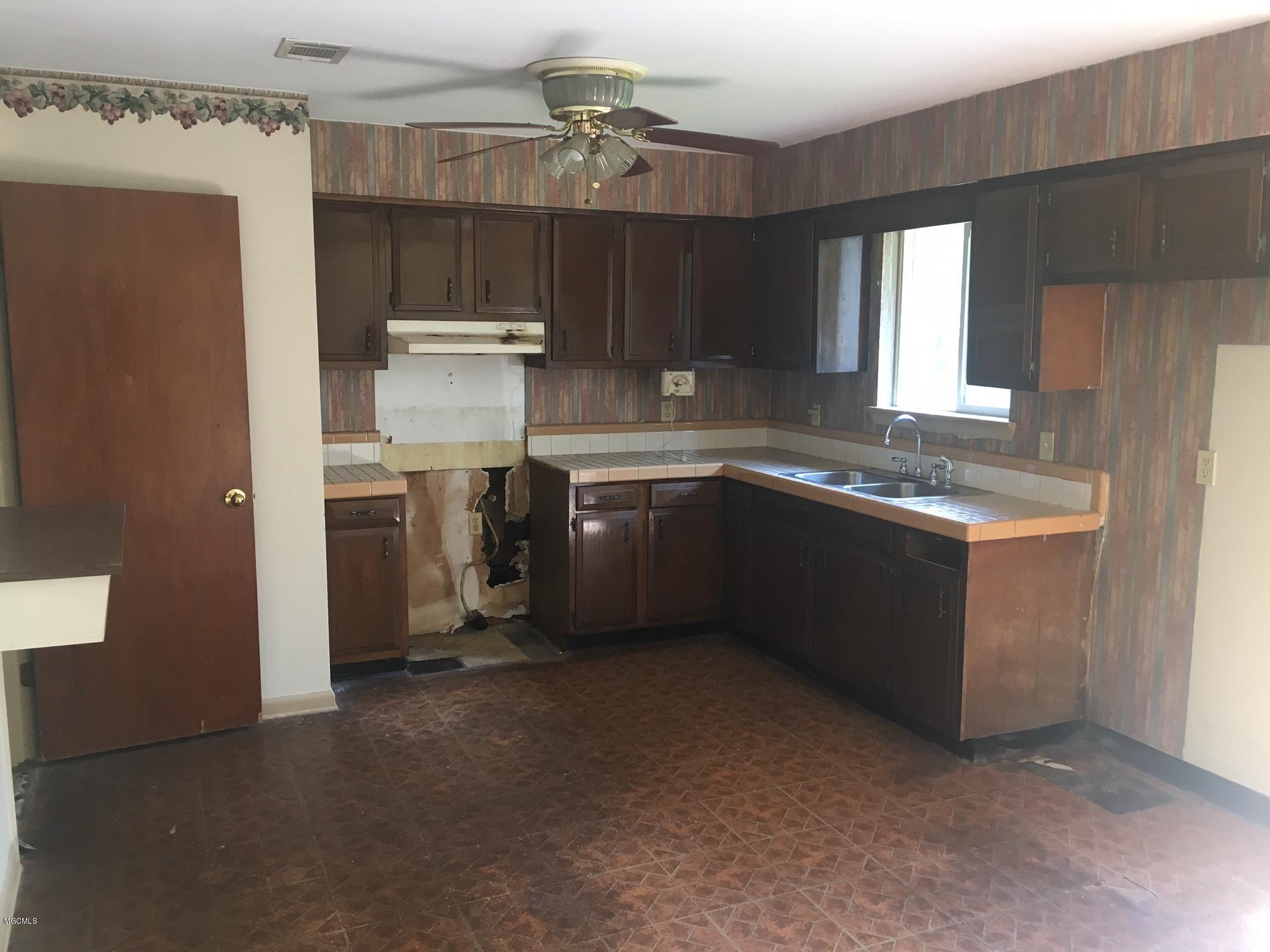 12319 Dedeaux Road Gulfport, MS 39503 - Photo 4 of 14 Kitchen