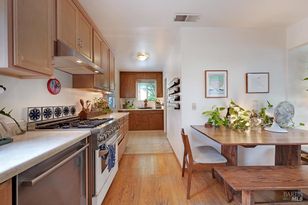 4542 Thomas Road Sebastopol, CA 95472 - Photo 46 of 60 a kitchen with a table and chairs